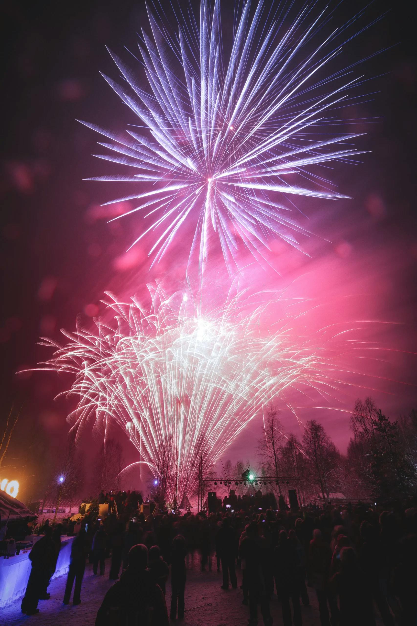 Uudenvuoden taikaa lumen ja tulen loisteessa!