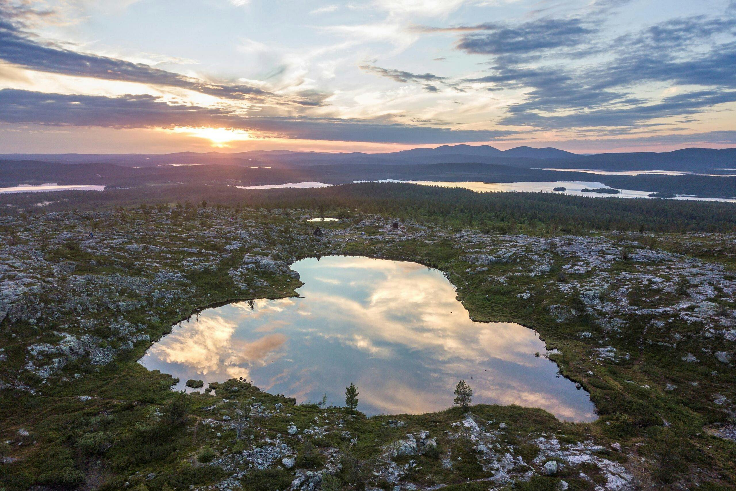 Vaellusretkellä särkitunturille on upeat maisemat auringonlaskussa.