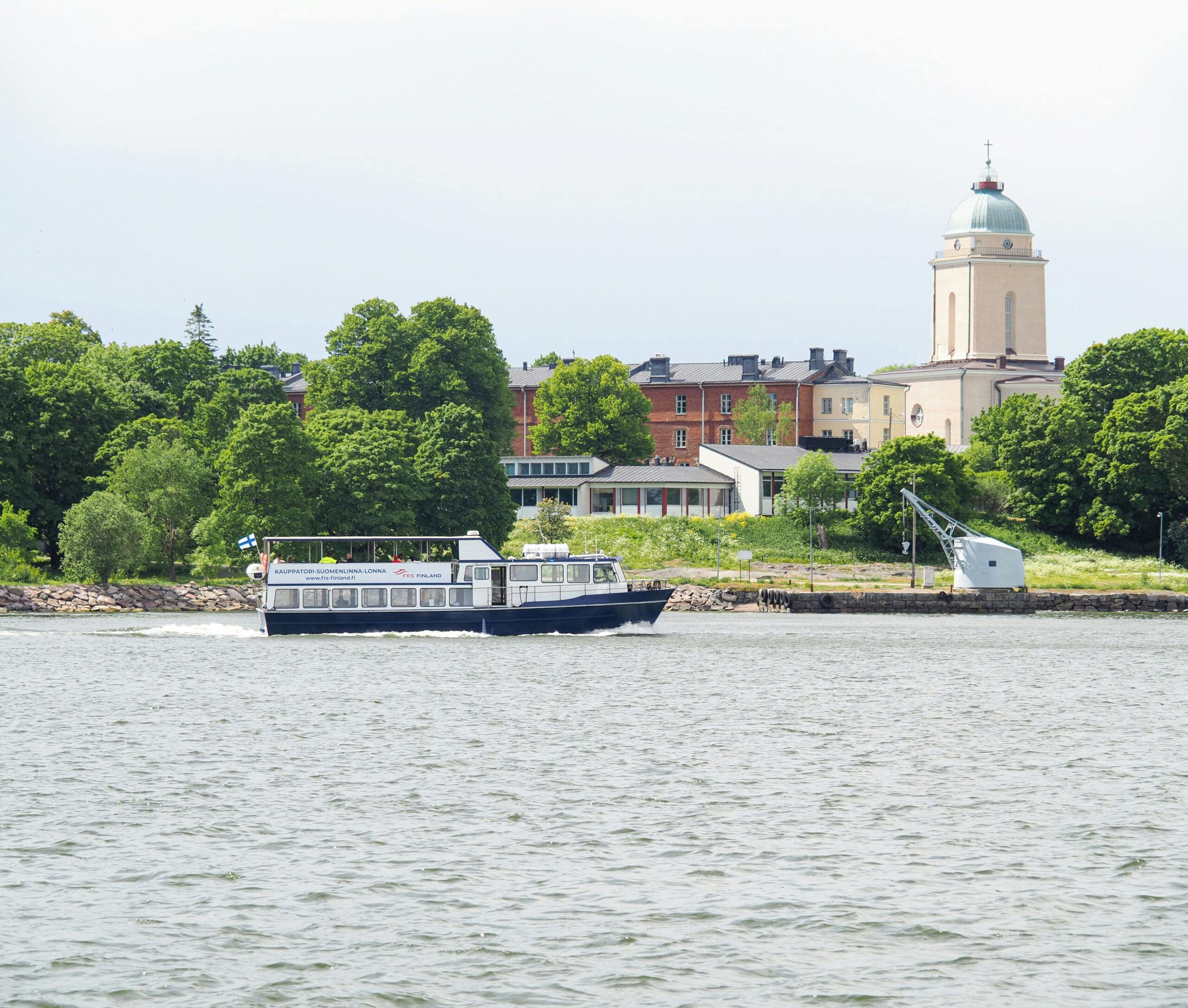 Pääset kätevästi vesibussilla Helsingin Suomenlinnaan ja Lonnaan.