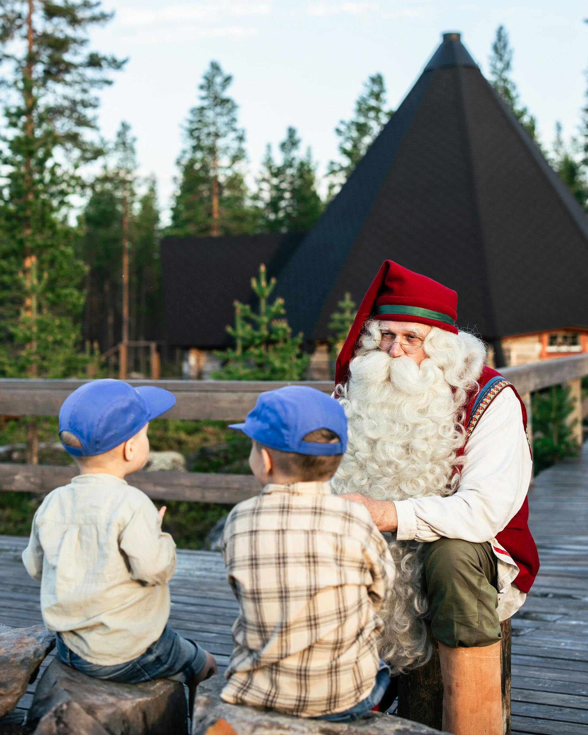 Yksityinen tapaaminen joulupukin kanssa kesällä Rovaniemellä.