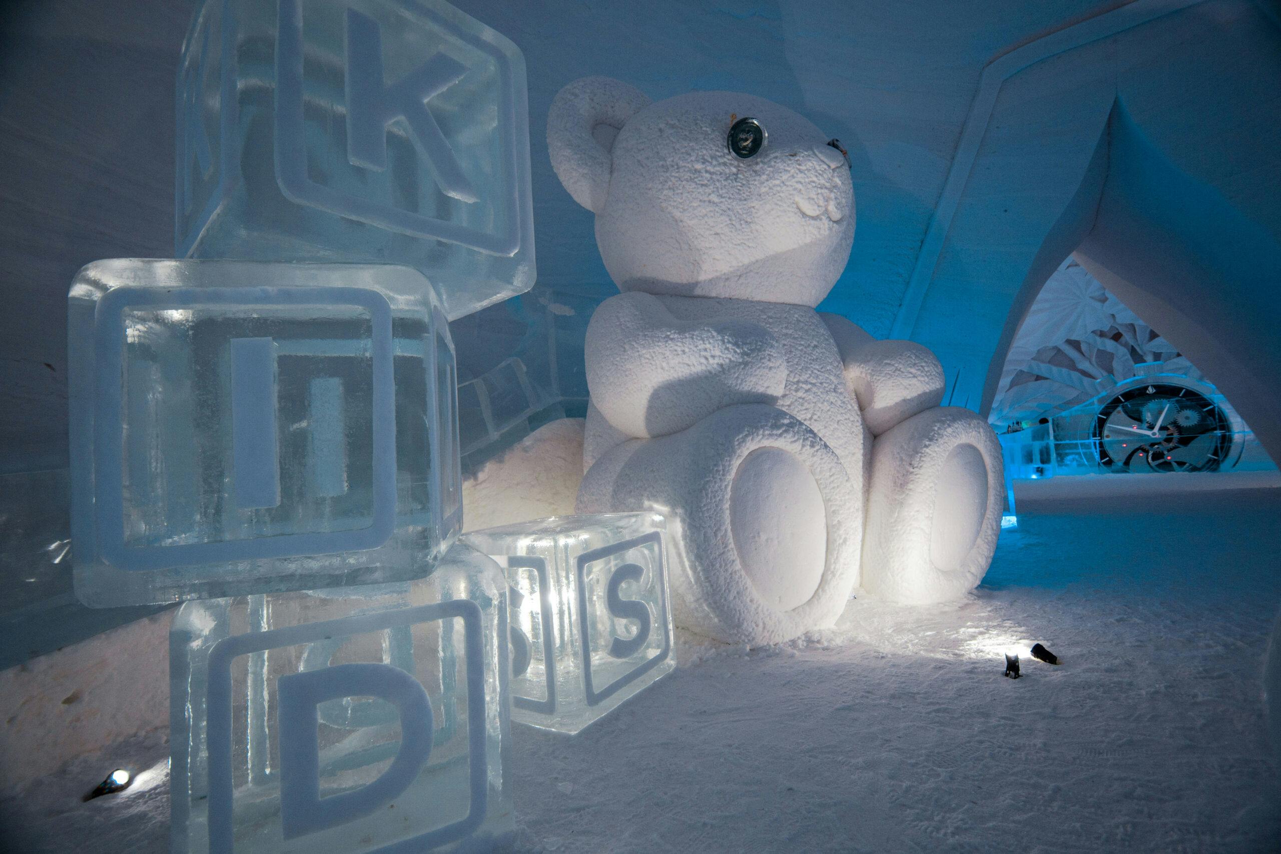 Ylläksen Snowvillage lumikylässä esillä lumesta tehty nalle.
