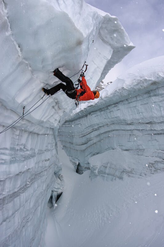 Jääkiipeilijä Chamonixin jäätiköllä.