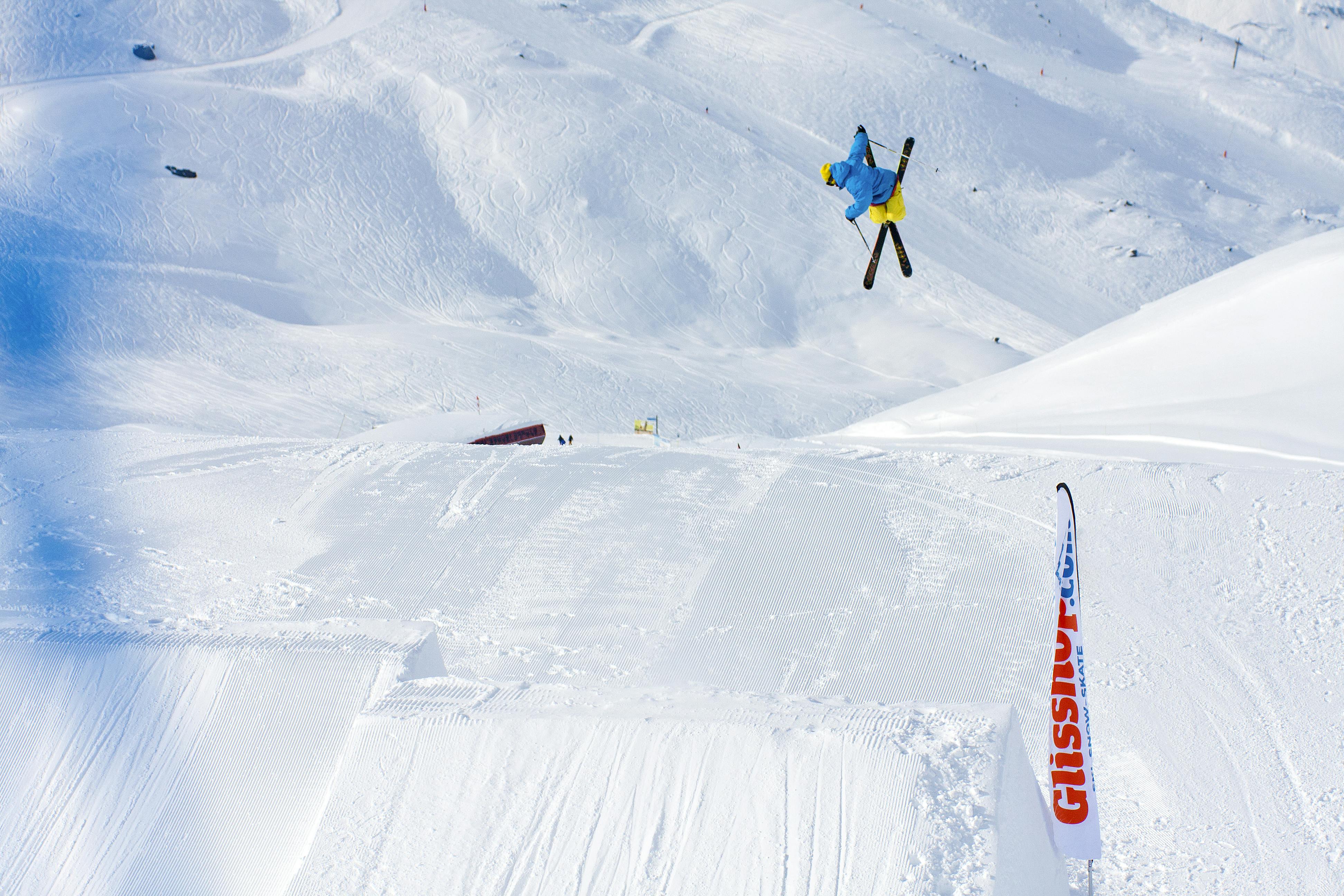 Laskettelija hypännyt hyppyristä snowparkissa Val Thorensissa.