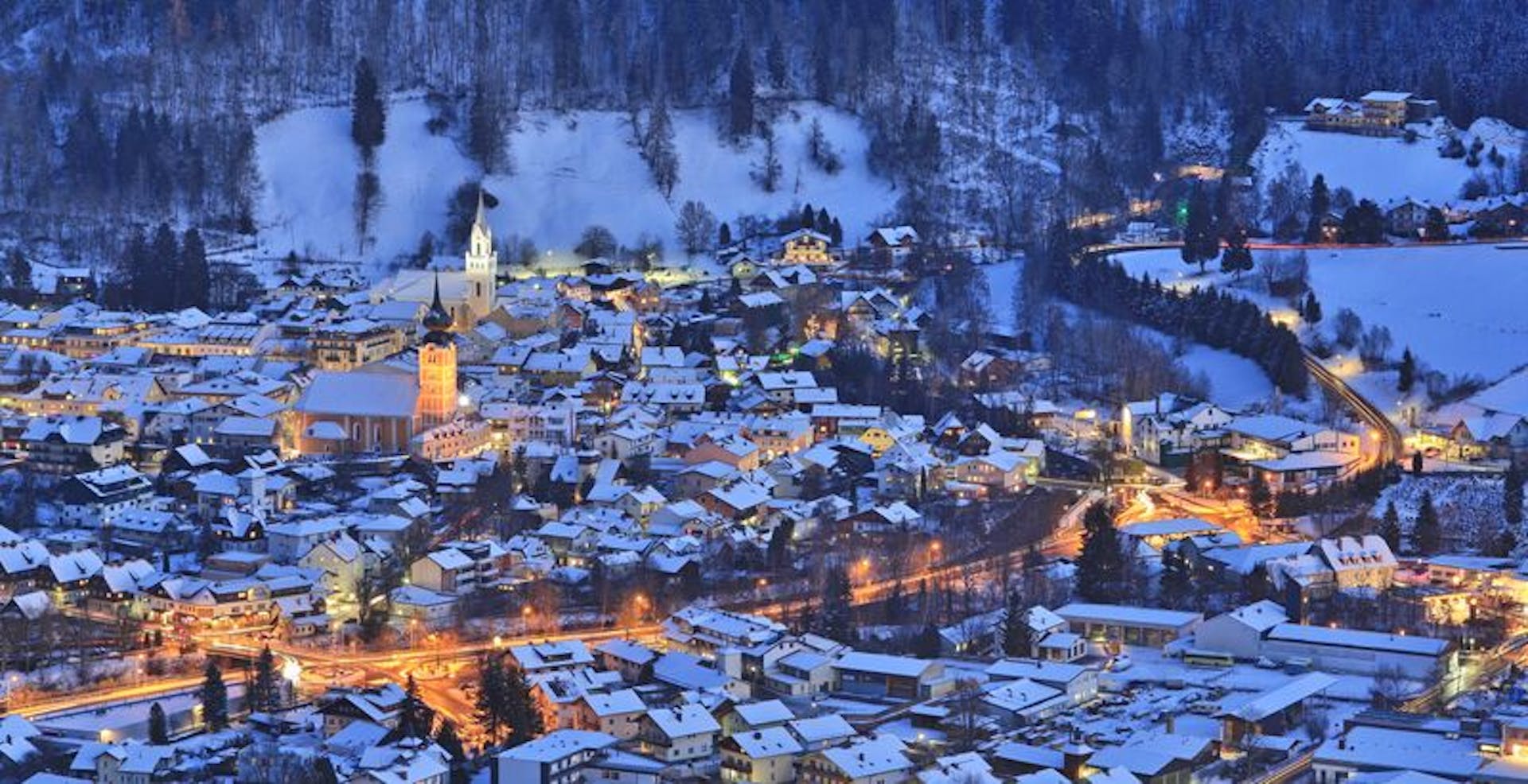 Schladmingin luminen kaupunki ilmakuvana.
