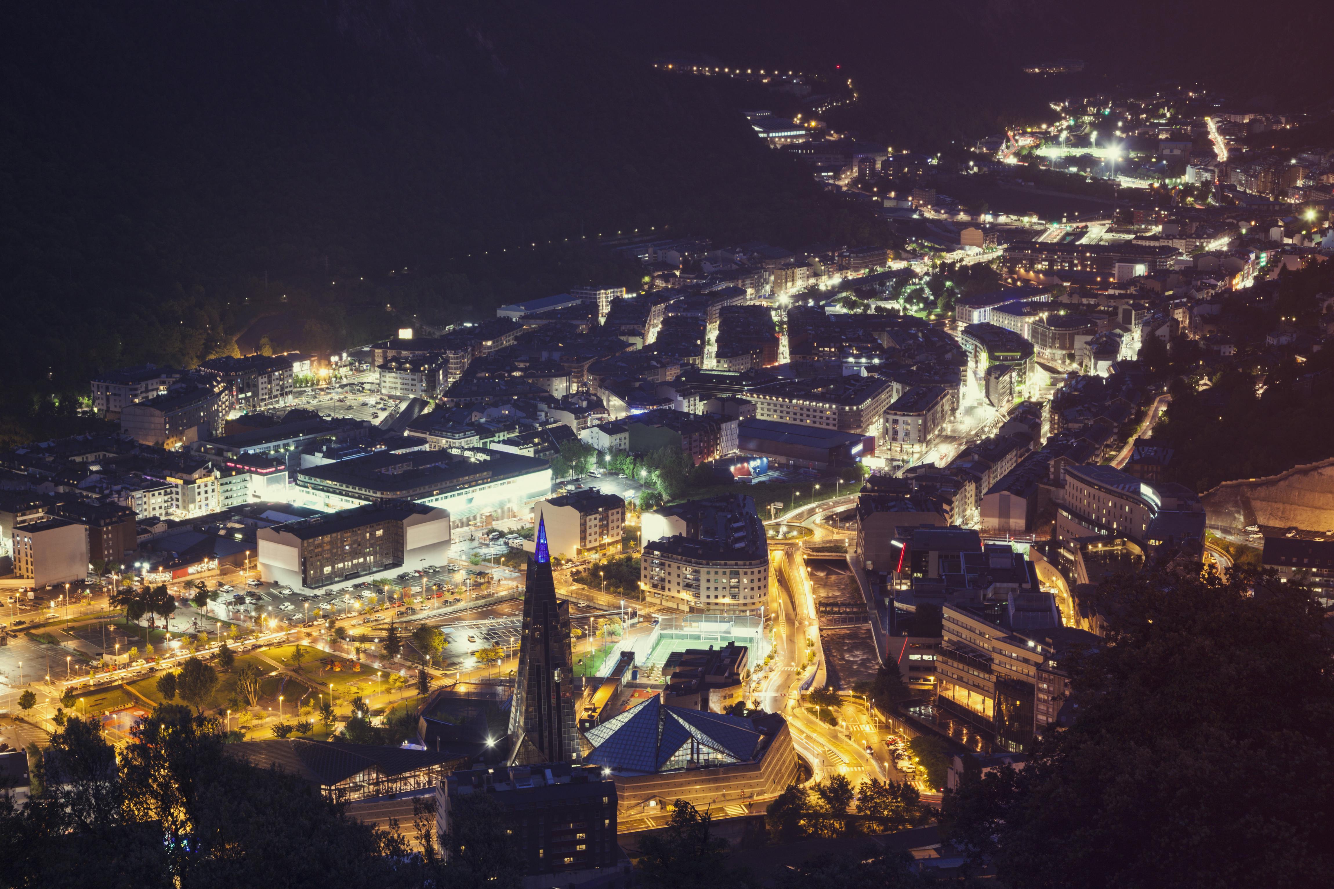 Andorran kaupunki yöllä valaistuneena