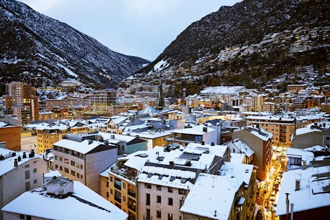 Andorran kaupungin talot ja vuoristo taustalla.