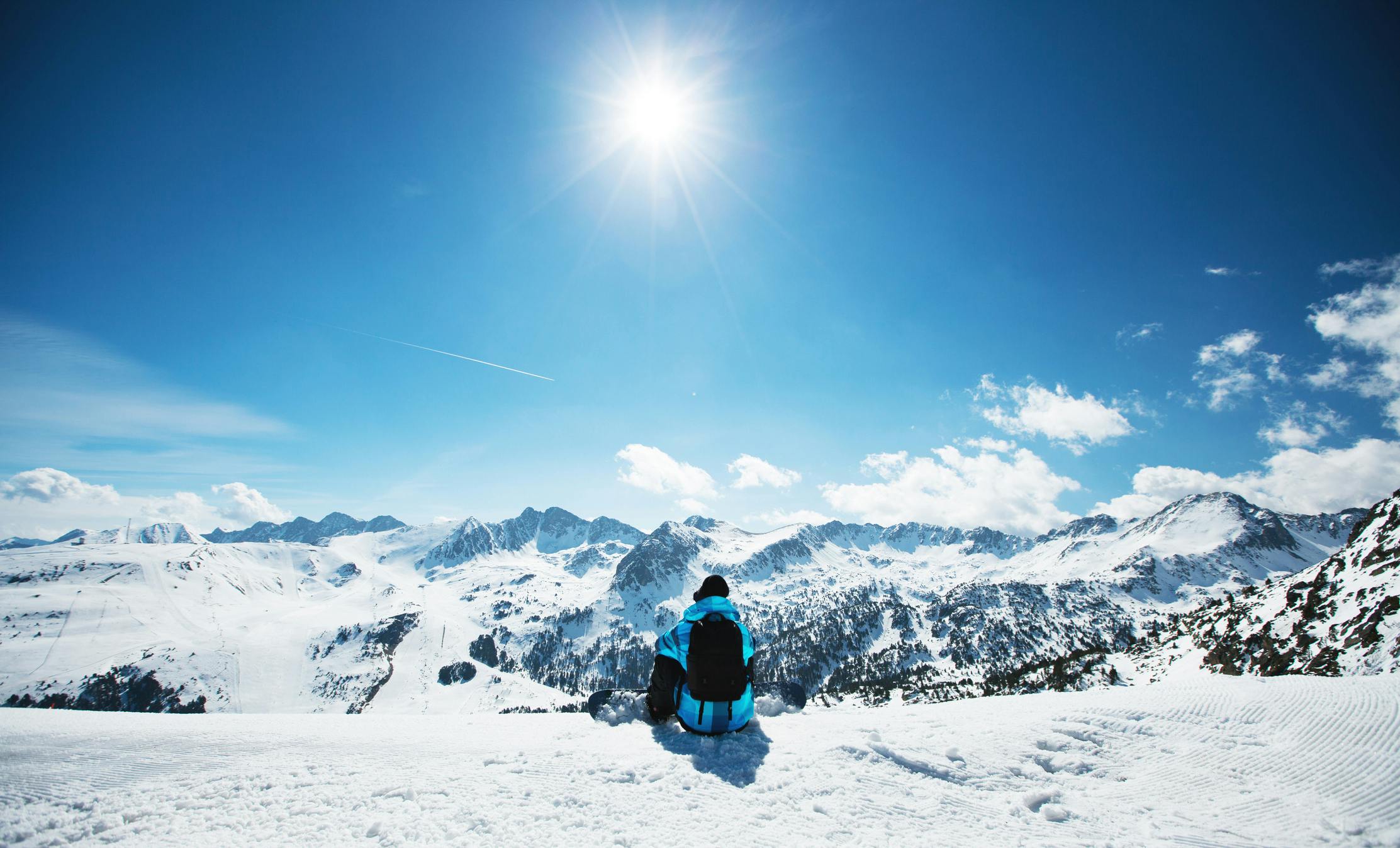 Grand Valirassa lumilautailija katselee vuoristomaisemaa Andorrassa.