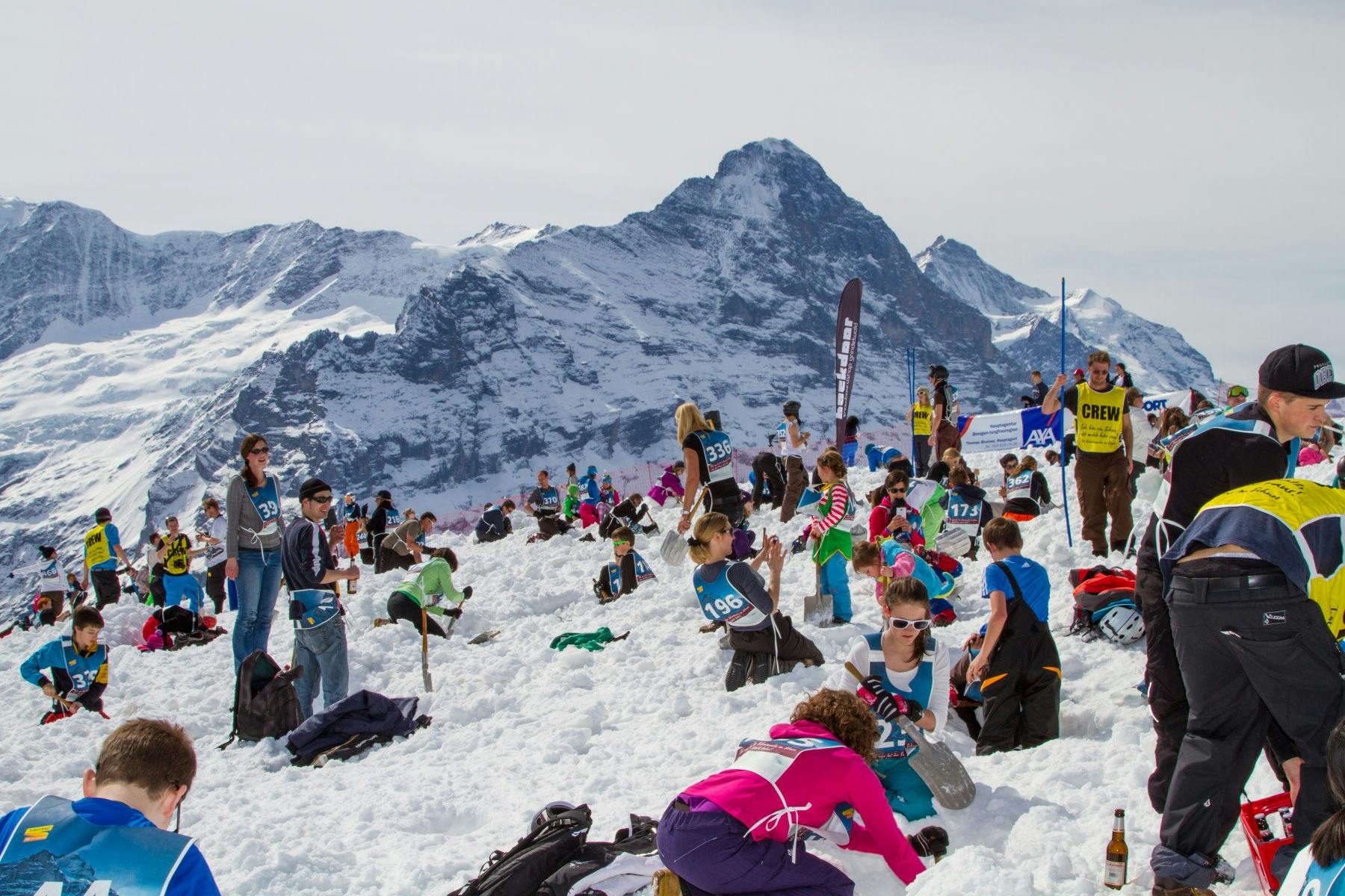Grindelwaldin tapahtumassa paljon ihmisiä lumessa kaivamassa, ottamassa ja ottamassa kuvia.