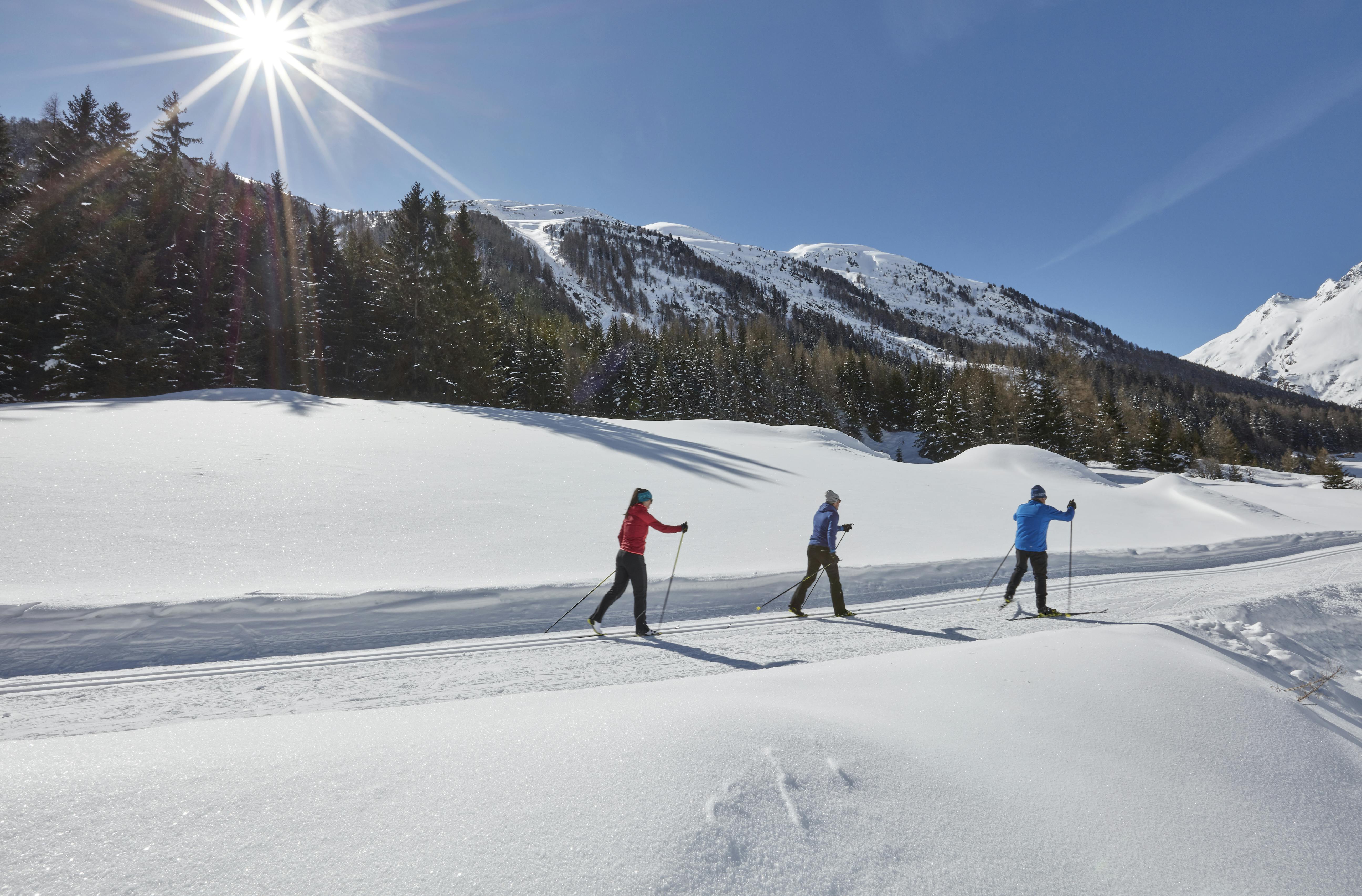 Murtomaahiihtäjät jonossa hiihtämässä ladulla Ischgl:ssä.