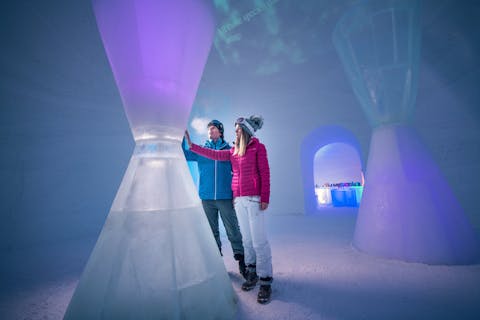 Kaksi henkilöä koskettelee jääveistoksia Kitzsteinhornin icecampissa.