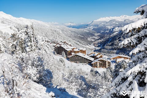 Meribelin hiihtokeskus kuvattuna vuoristosta. Maisema on luminen ja vuoristoinen.