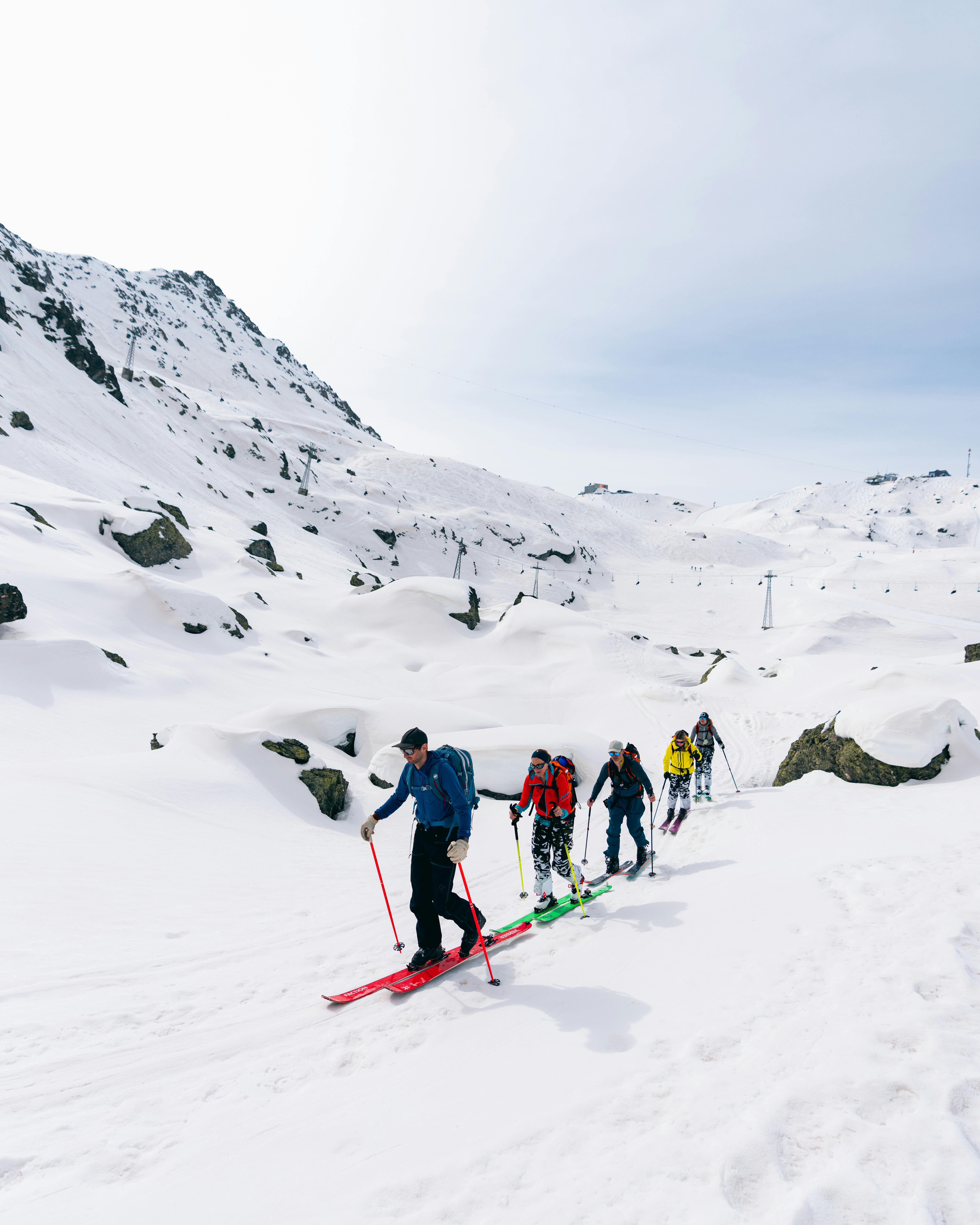 Verbierissä useampi hiihtämässä vuoristossa.