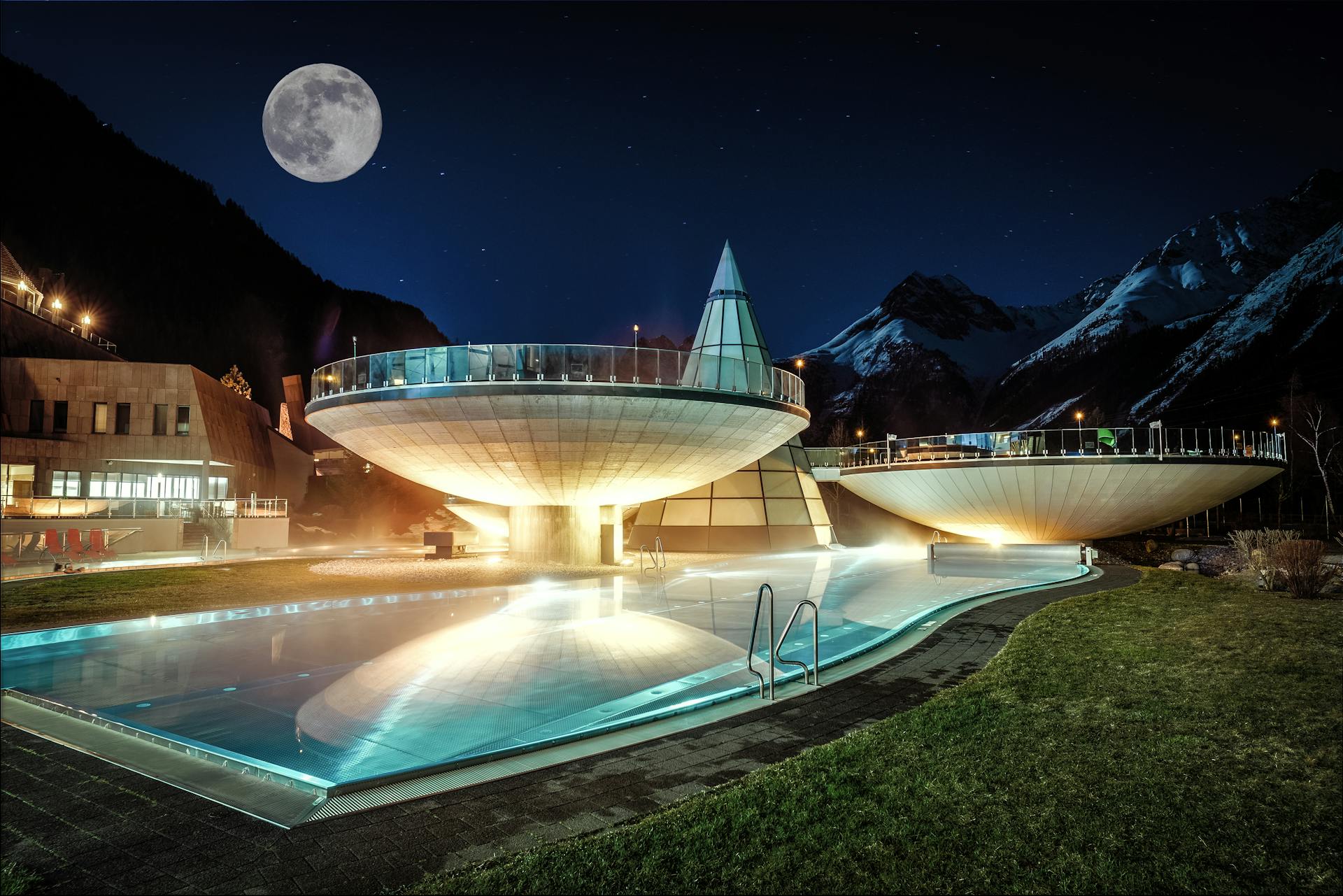 Aqua Dome hotellin uima-allas alue kuun valaistuksessa.