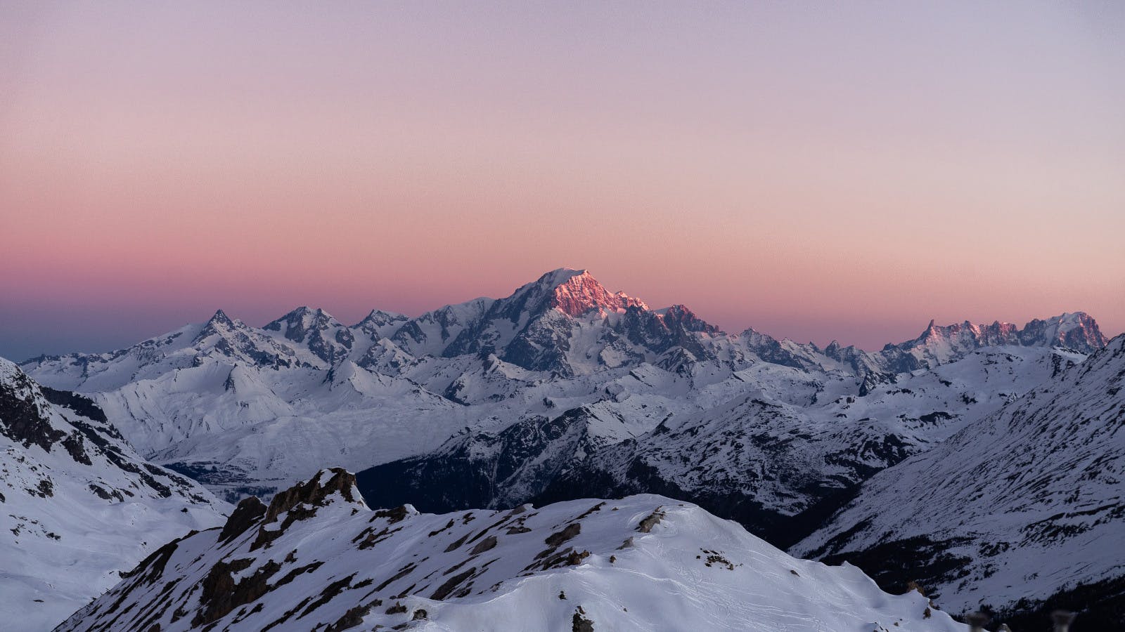 Vaaleanpunainen taivas Val D’isèren vuoristojen takana.