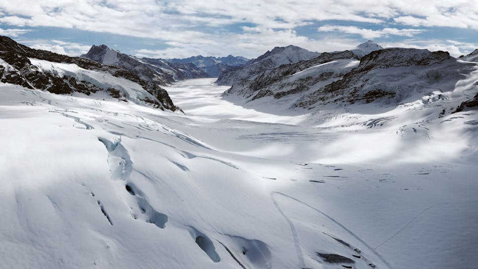 Jungfraujochin solan maisemaa. Luminen sola ja vieressä vuoristot.