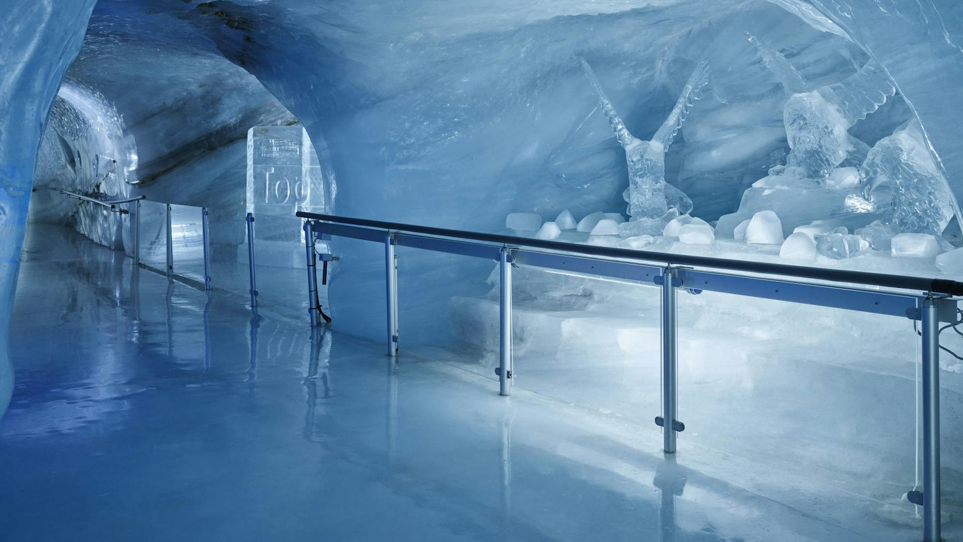 Jungfraujochin lasipalatsin käytävät, jotka ovat jäästä rakennetut.