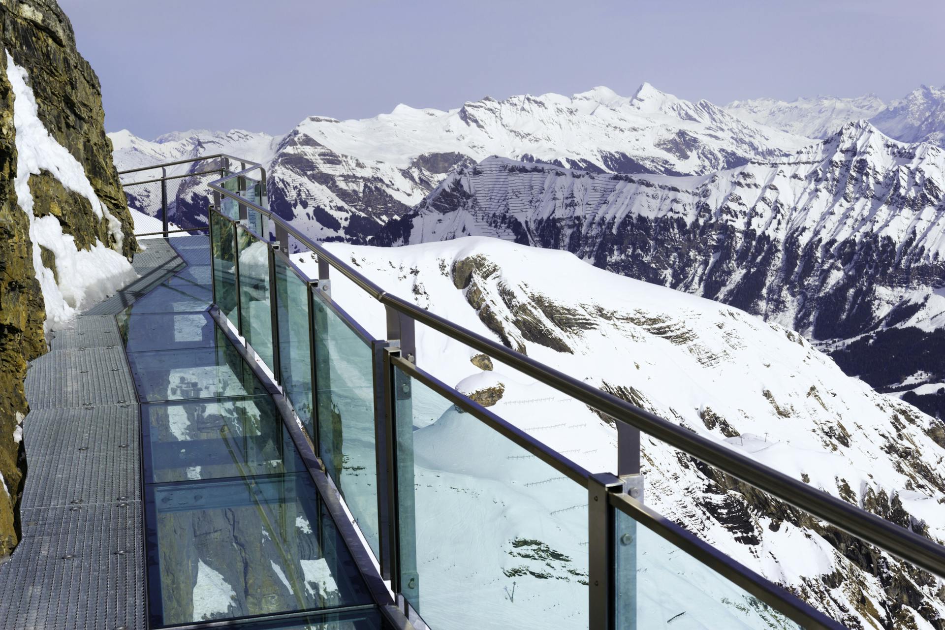 Näköalatasanteen kävelyreitti Lauterbrunnenissa, Sveitsissä. Taustalla näkyvät lumiset vuoristot.