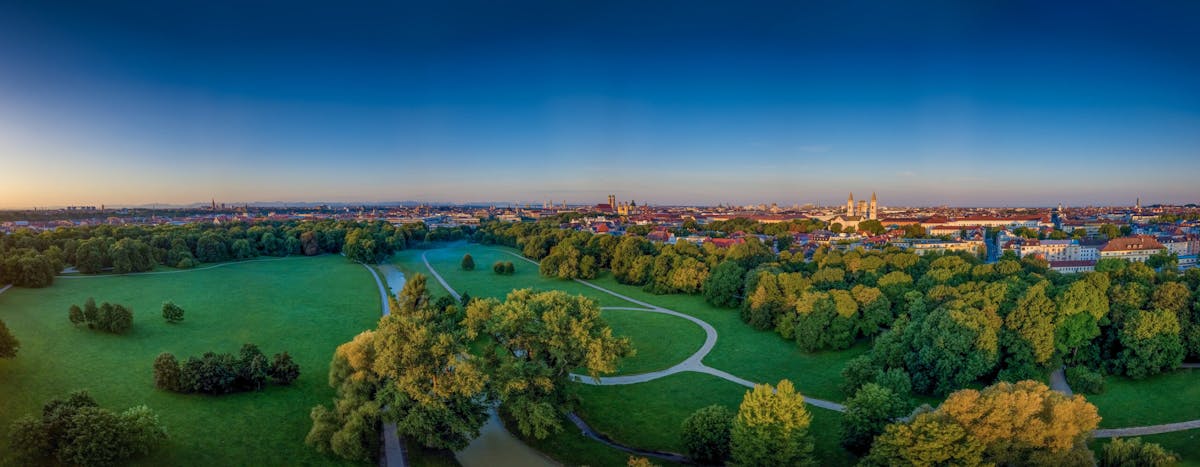 Kaunis näkymä lennokista Münchenin Englischer Gartenissa varhain aamulla