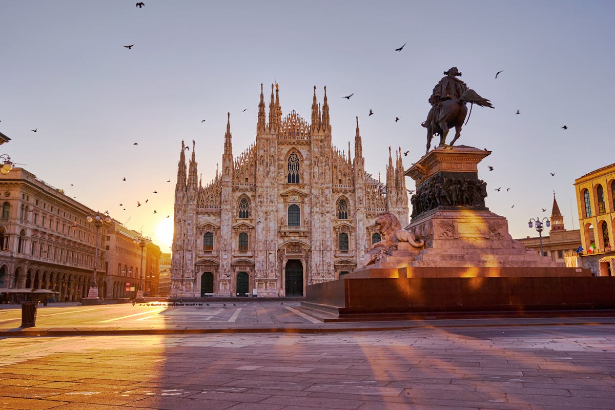 Piazza del Duomo katedraali, Milano auringonnousun aikaan