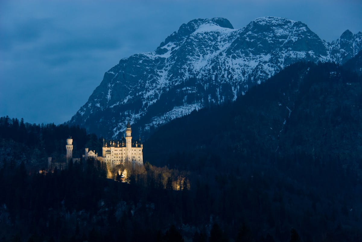 Neuschwansteinin linna, sijaitsee Baijerin alueella lähellä Füssenin kaupunkia Etelä-Saksassa.