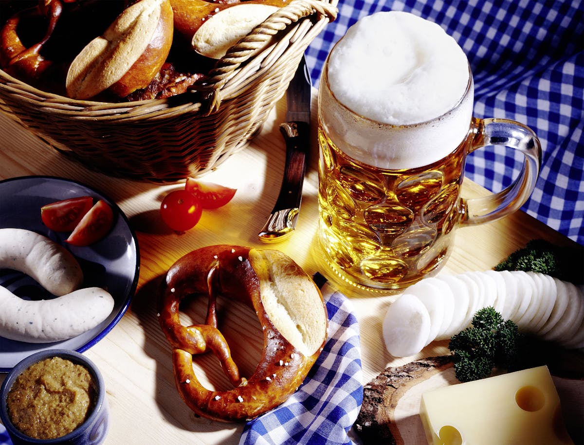 Baijerilainen ateria ja lasi olutta Münchenissa