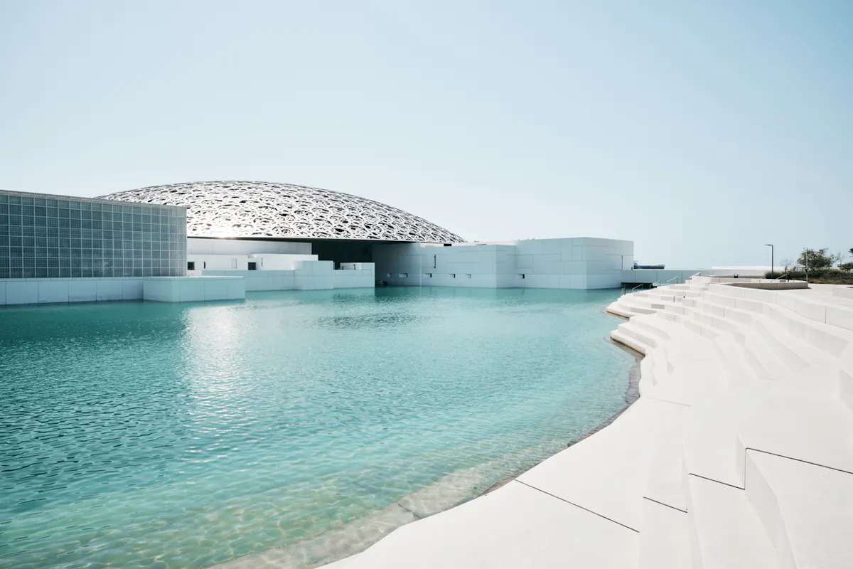Louvre Abu Dhabi, Arabiemiirikunnat