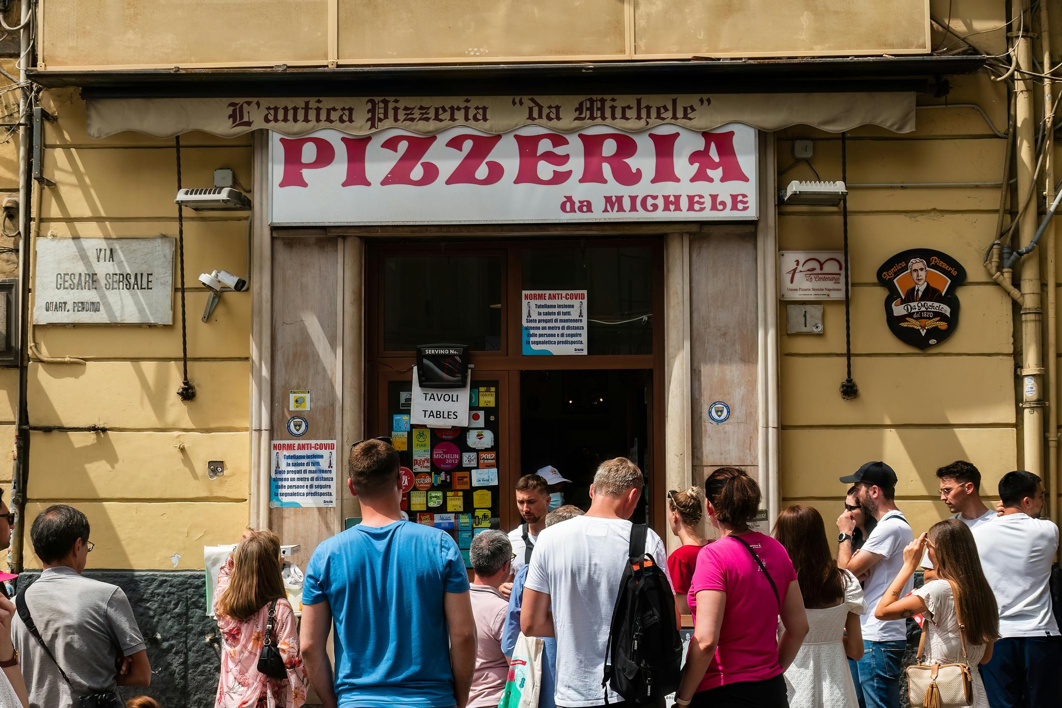Ihmiset odottavat kuuluisan L'antica Pizzeria da Michelen ulkopuolella Napolissa, Italiassa