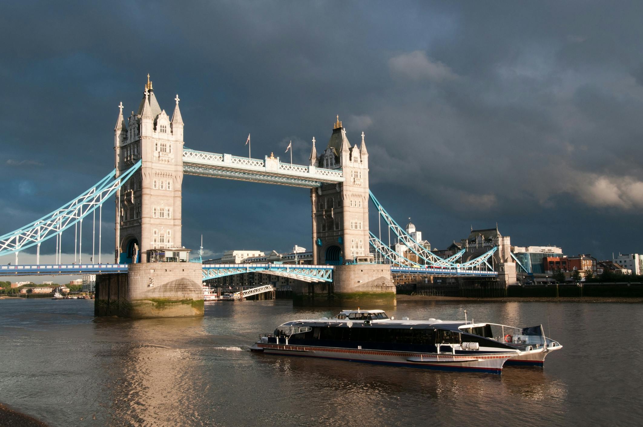 Tower Bridge ja matkustajavene, Lontoo
