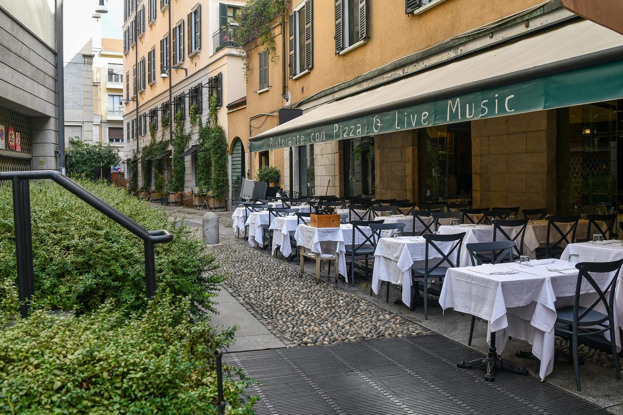 Ravintolan ulkopuoli pöydillä jalkakäytävällä Breran kaupunginosan kujalla, Milano, Lombardia, Italia