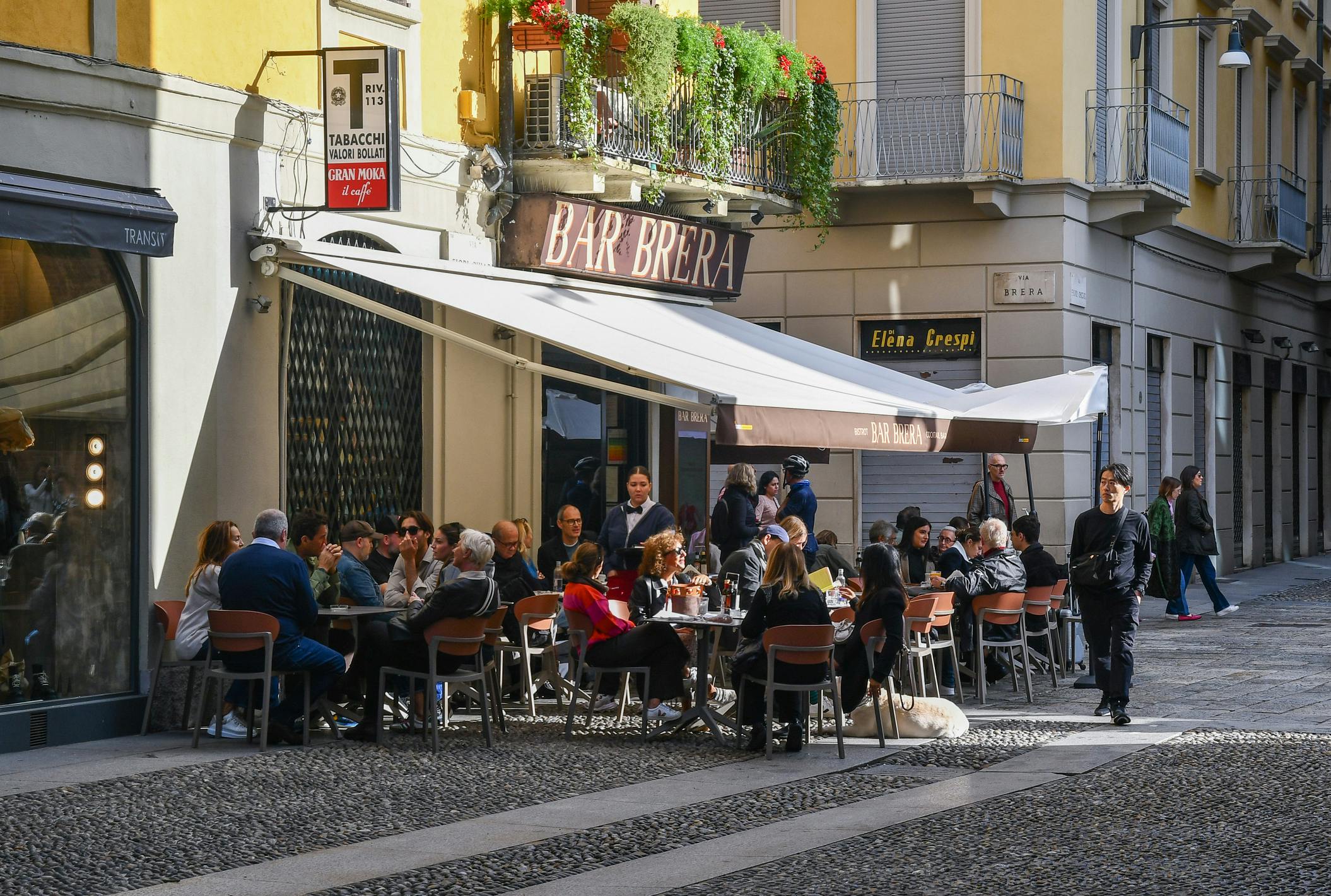 Bar Brera, kuuluisa kahvila Via Breran ja Via Fiori Chiarin kulmassa, jonka ulkopöydät ovat täynnä ihmisiä syksyllä, Milano, Lombardia, Italia