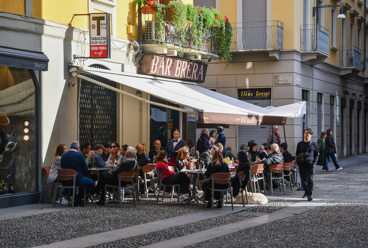Bar Brera, kuuluisa kahvila Via Breran ja Via Fiori Chiarin kulmassa, jonka ulkopöydät ovat täynnä ihmisiä syksyllä, Milano, Lombardia, Italia