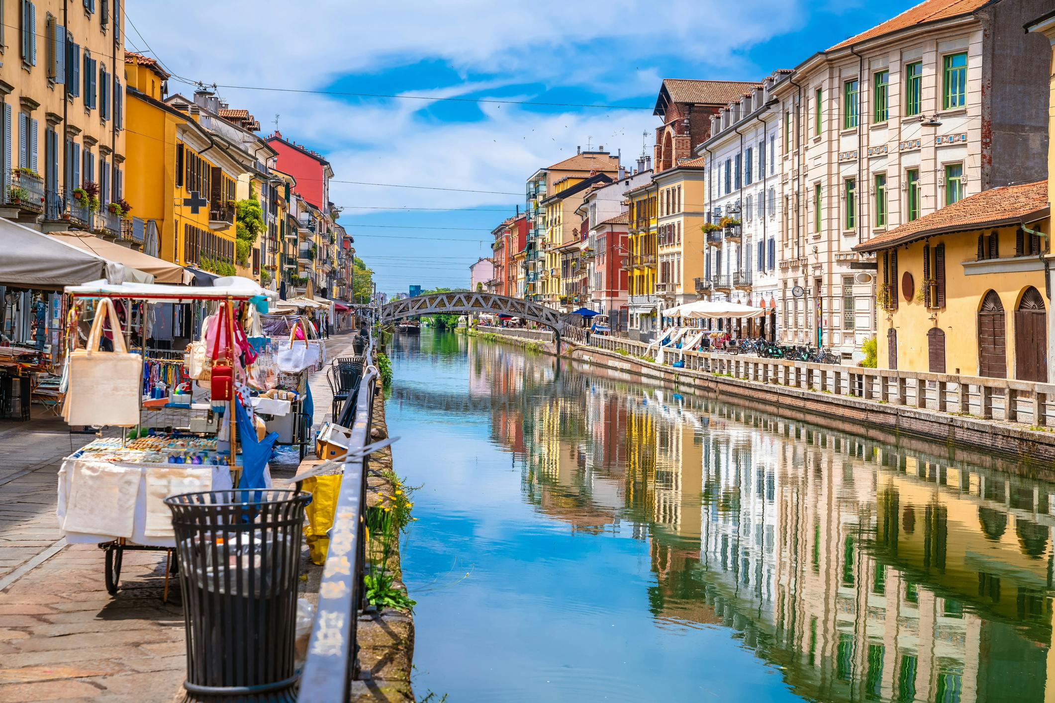 Naviglio Grande -kanava Milanossa värikäs arkkitehtuurinäkymä