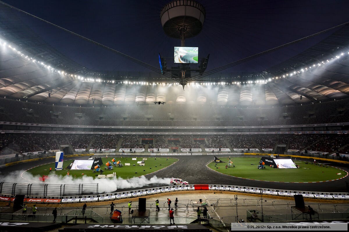 Drift Masters 2025 stadionilla, jossa auto jättää savuvanan driftatessaan radalla.