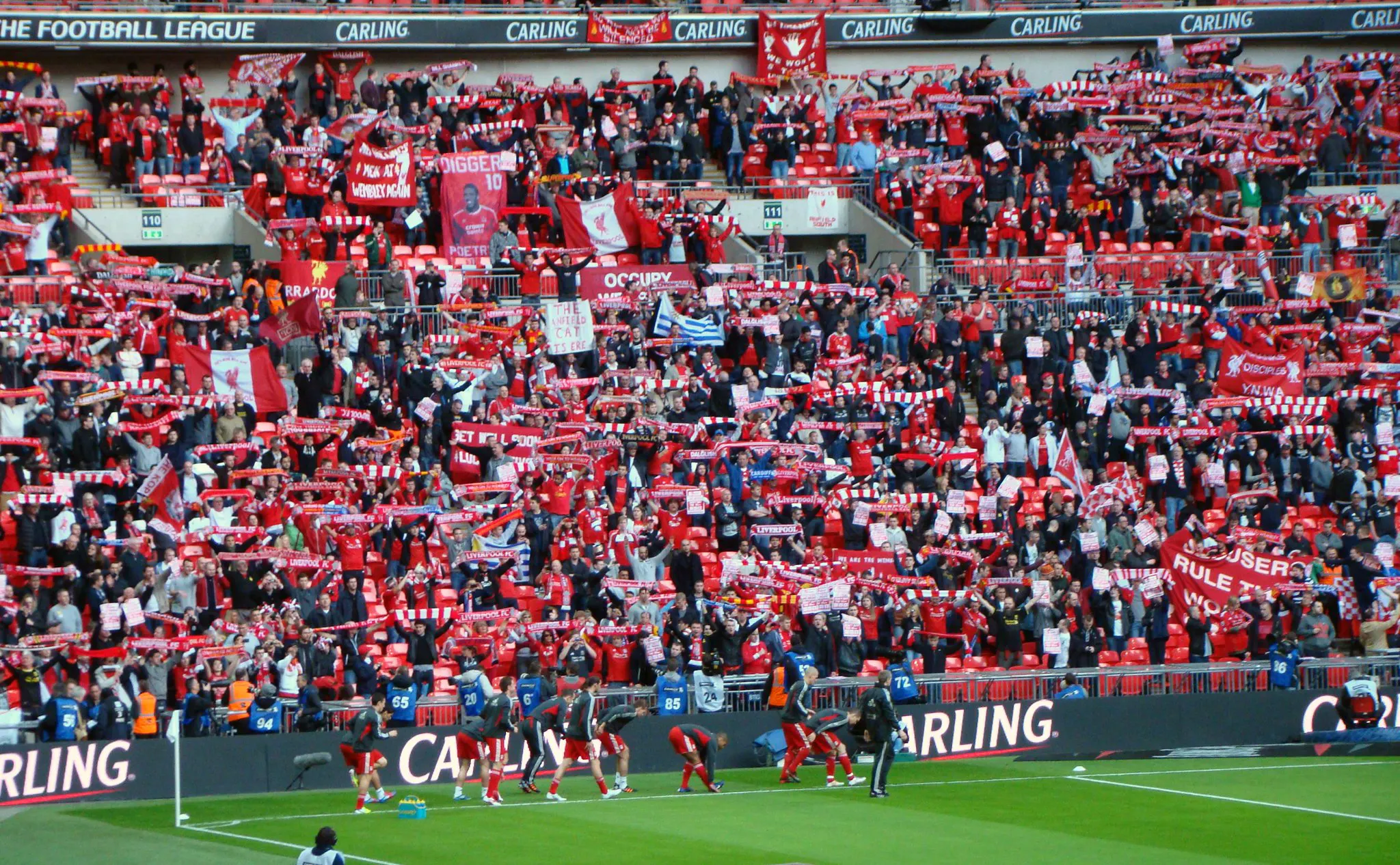 Liverpool FC fanit kannustamassa katsomossa peliä