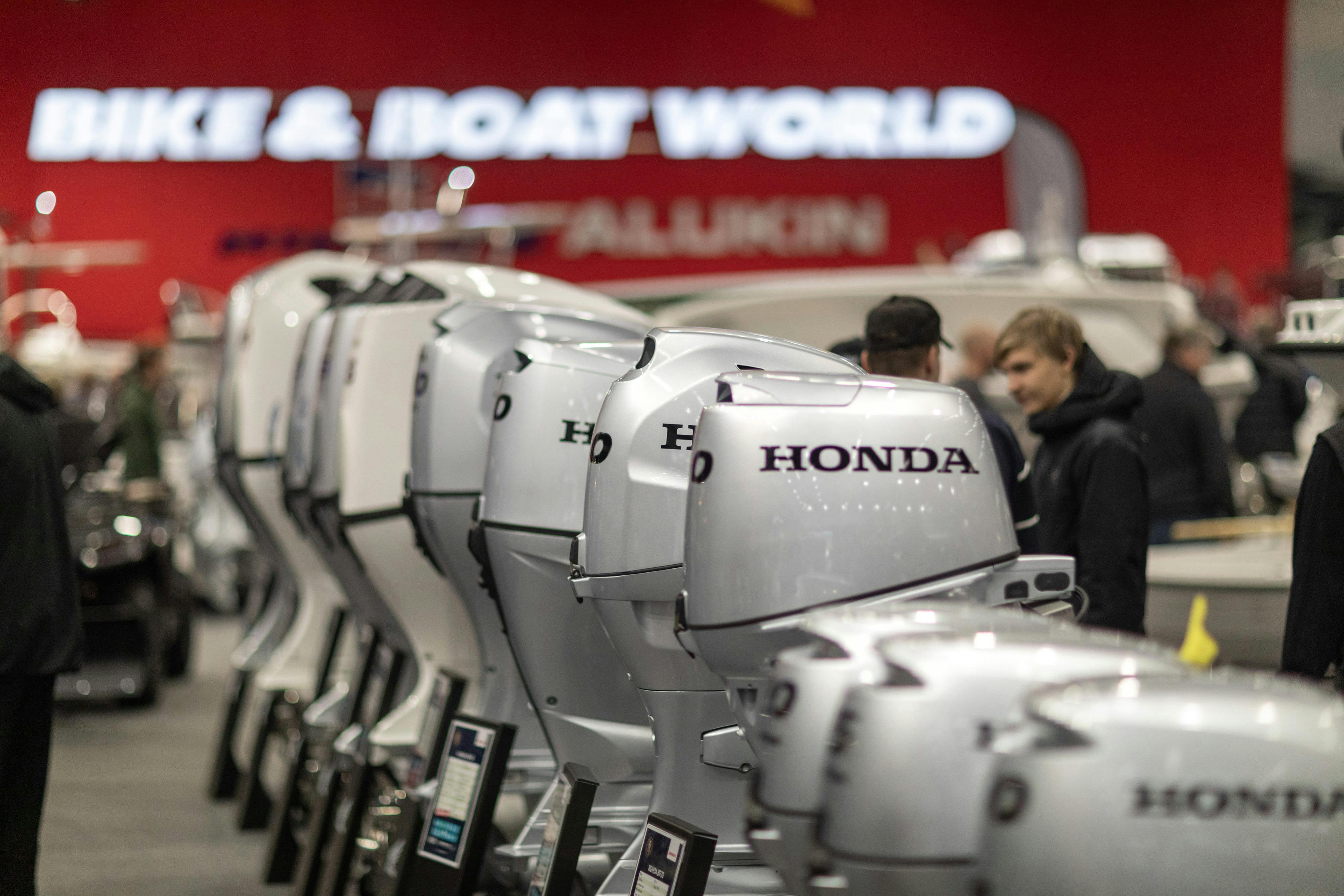 Honda veneiden moottorit lähikuvassa.