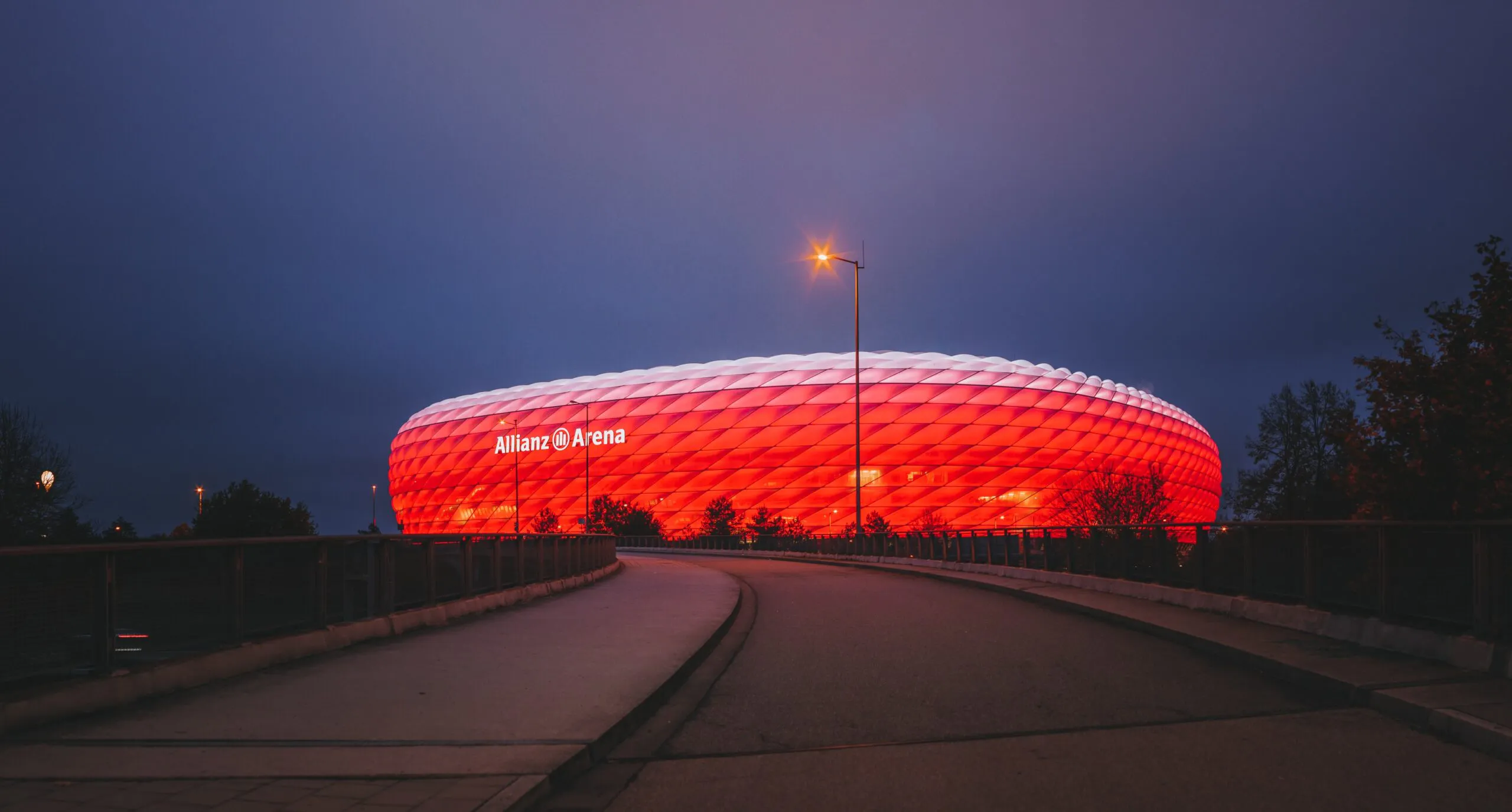 Allianz Arena, Munchen, Saksa. Näkymä ulkopuolelta illalla.