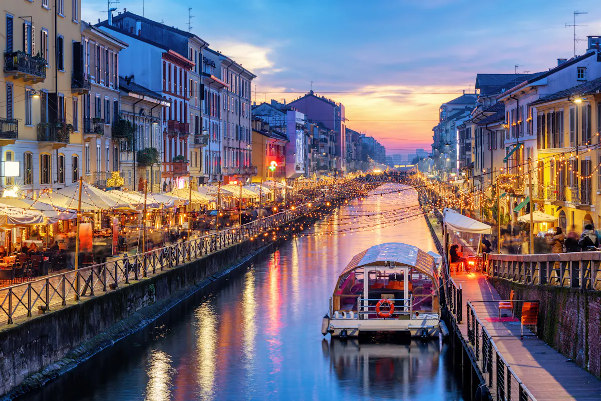 Naviglio Granden kanava Milanossa, Italiassa, auringonlaskun aikaan
