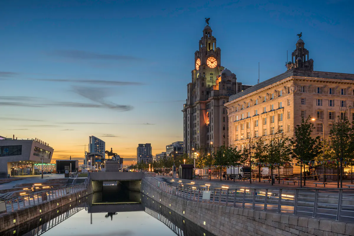 Cunard Building, Liverpool, Englanti. Näkymä ulkopuolelta ilta-aikaan.