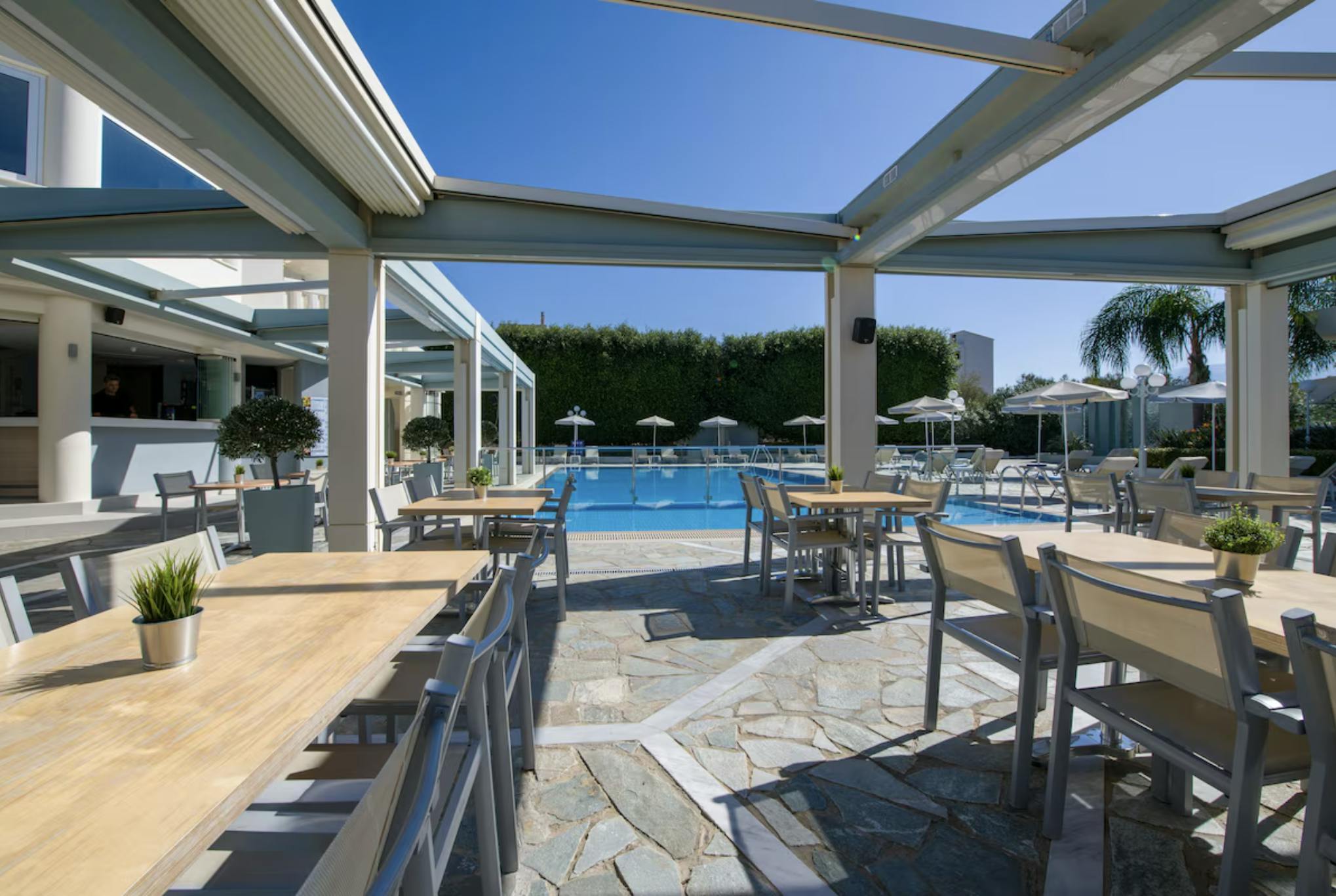 Hotelli Kendrissoksen terassi Kreetalla Kreikassa.