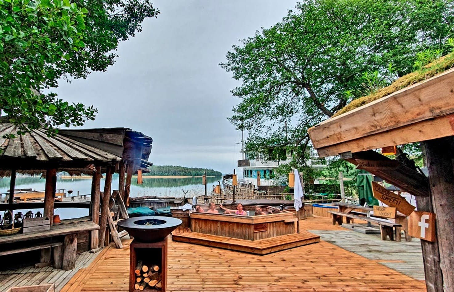 Savusaunatapahtuma Herrankukkarossa.