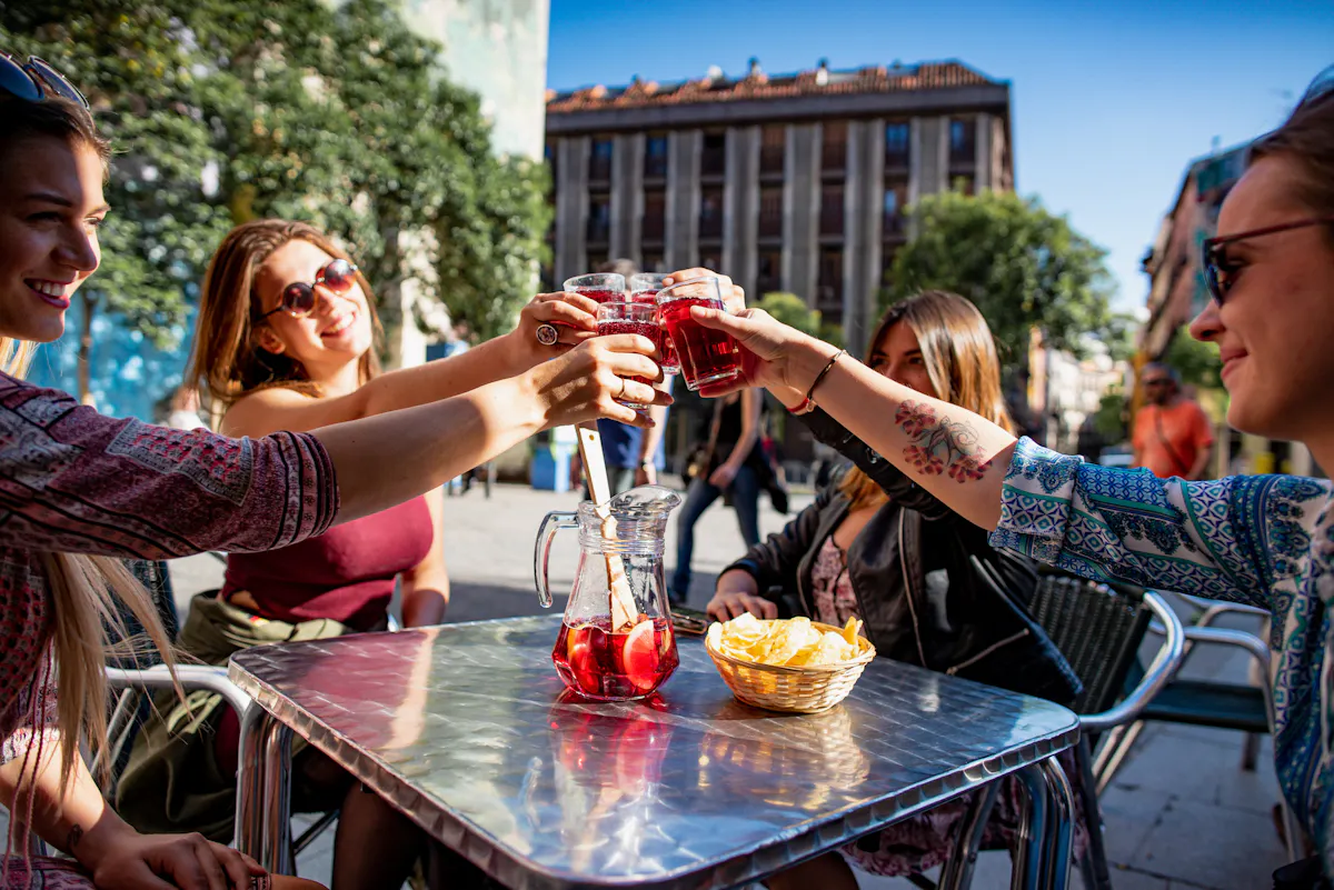 Turistinaisia Madridissa juomassa vermuttia baarissa