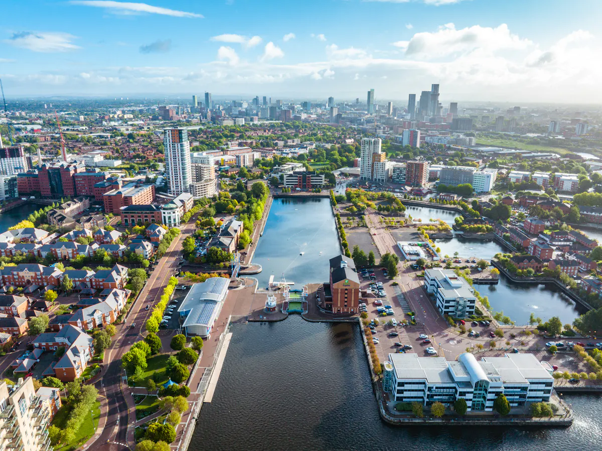 Drone-näkymä Media city Salfordin laitureille, Manchester