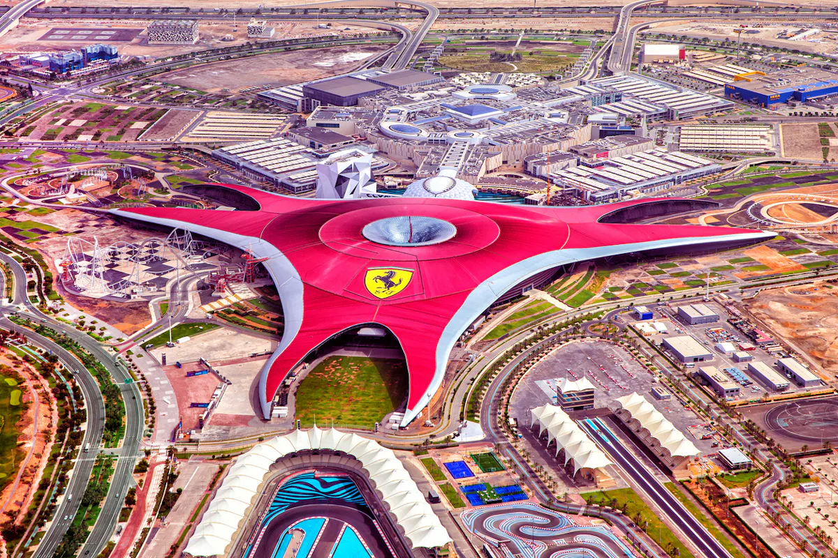 Ilmakuva Ferrari World Parkista on maailman suurin sisähuvipuisto autiomaassa Yas-saarella