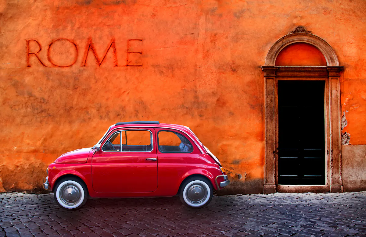 Rooma. Takakatu vanha Fiat 500 pysäköity kaistalle