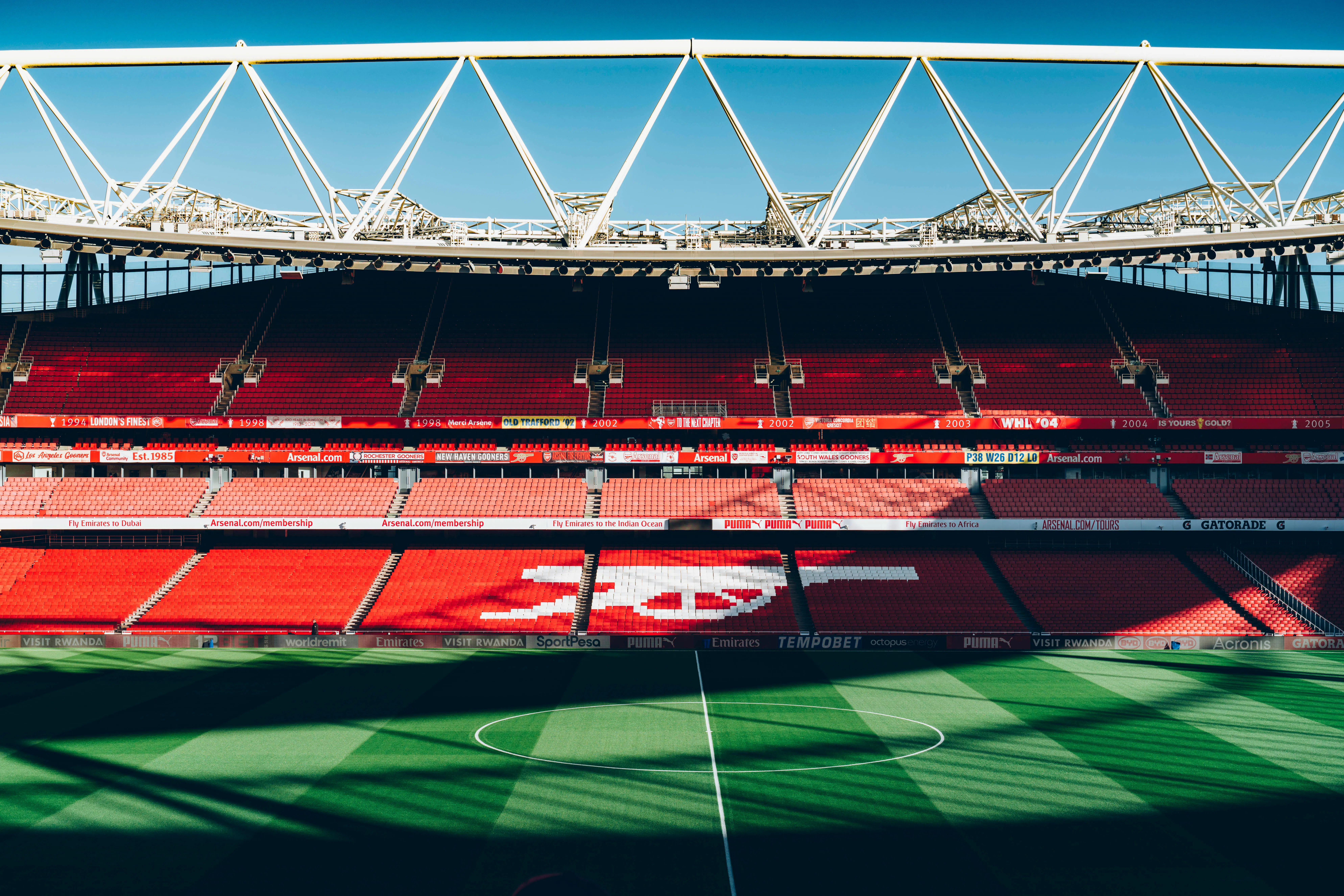 Tyhjä Emirates Stadium aurinkoisella säällä.