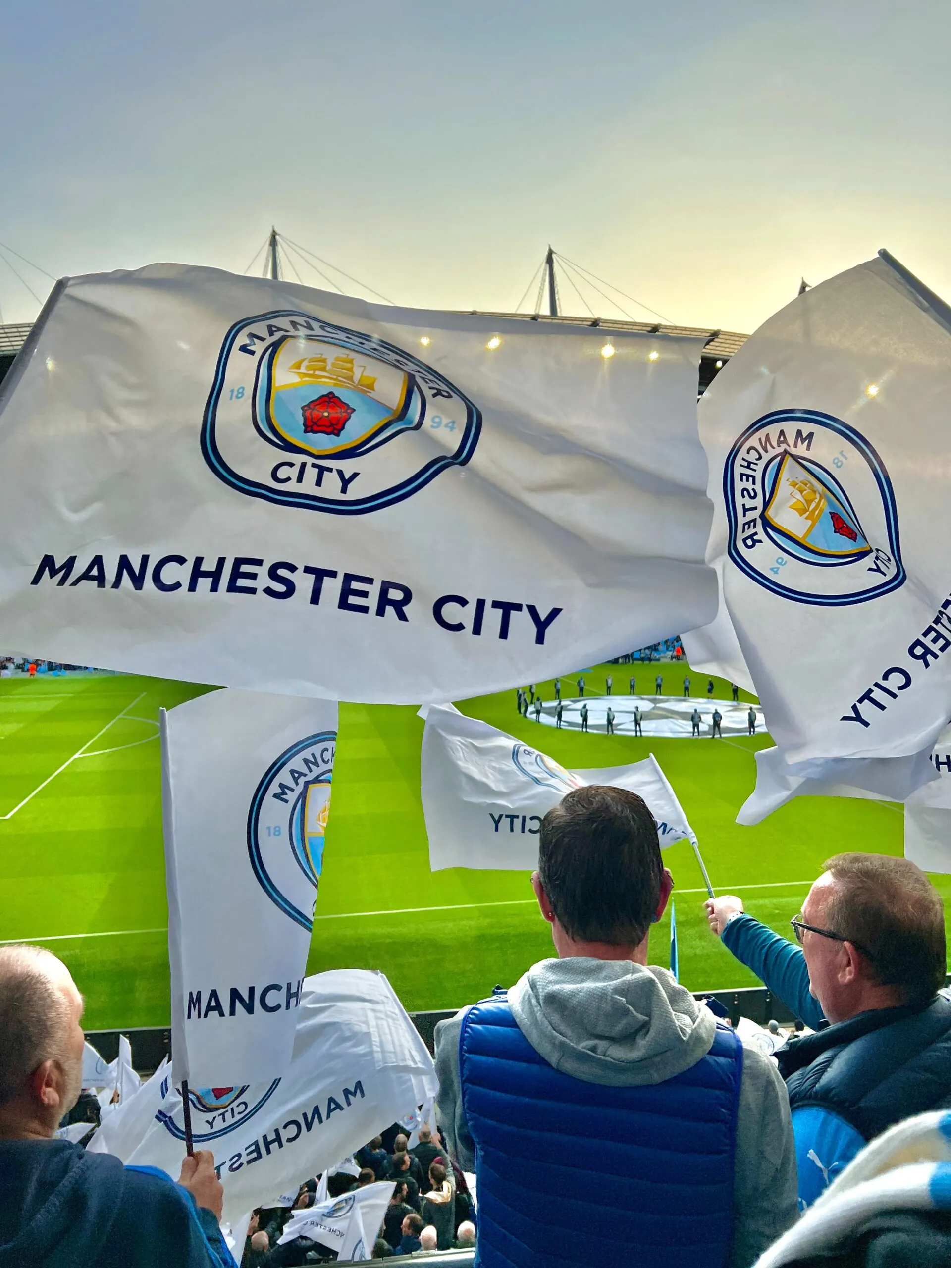 Fanit heiluttamassa Manchester City lippuja