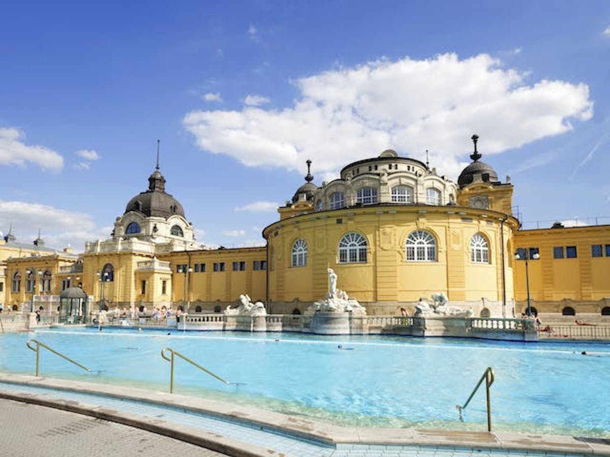 Széchenyin kylpylä, Budapestissä aurinkoisena ajankohtana.