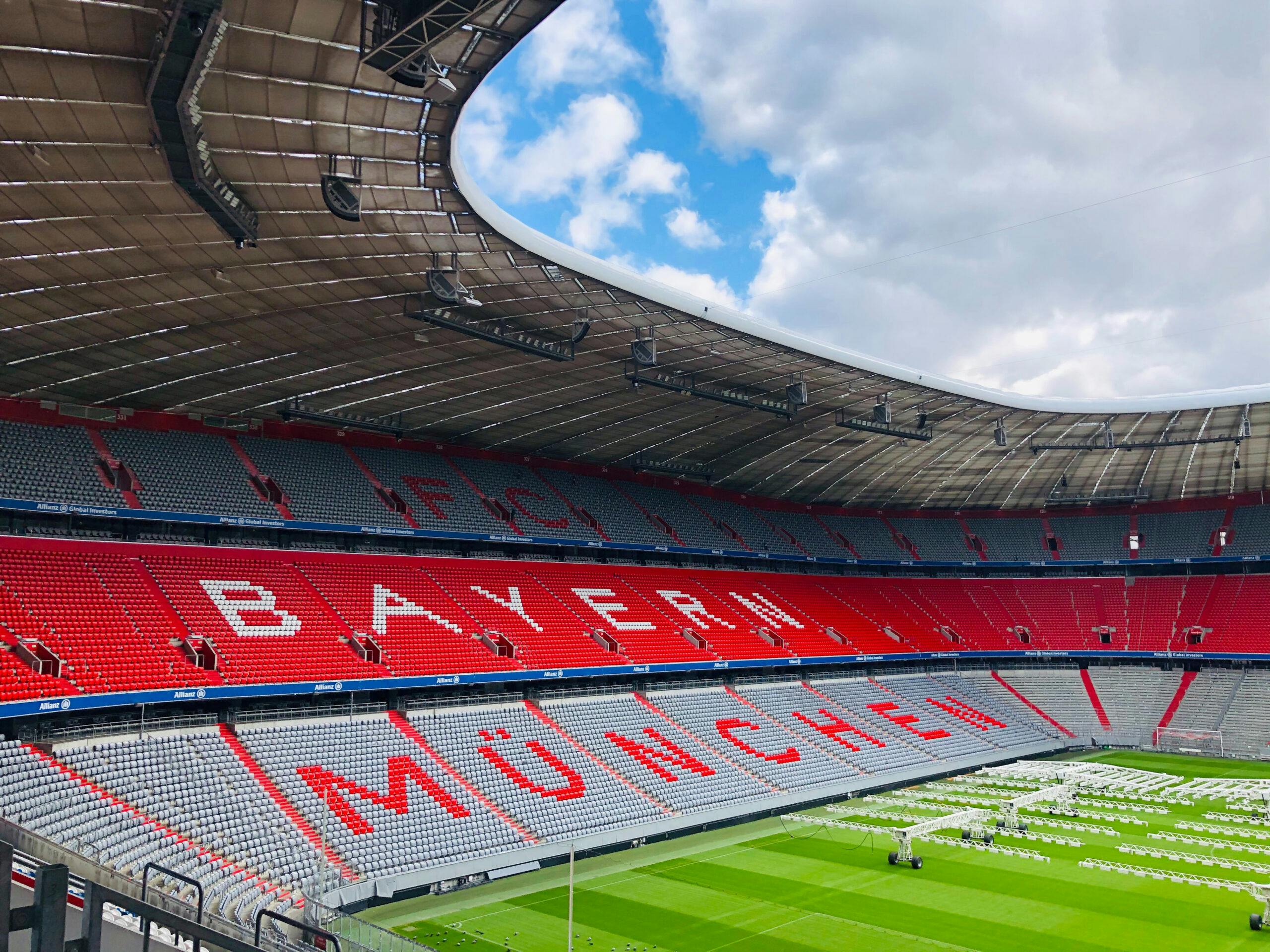 Allianz Arena, Munchen, Saksa. Tyhjä katsomo Bayern Munchen logolla.