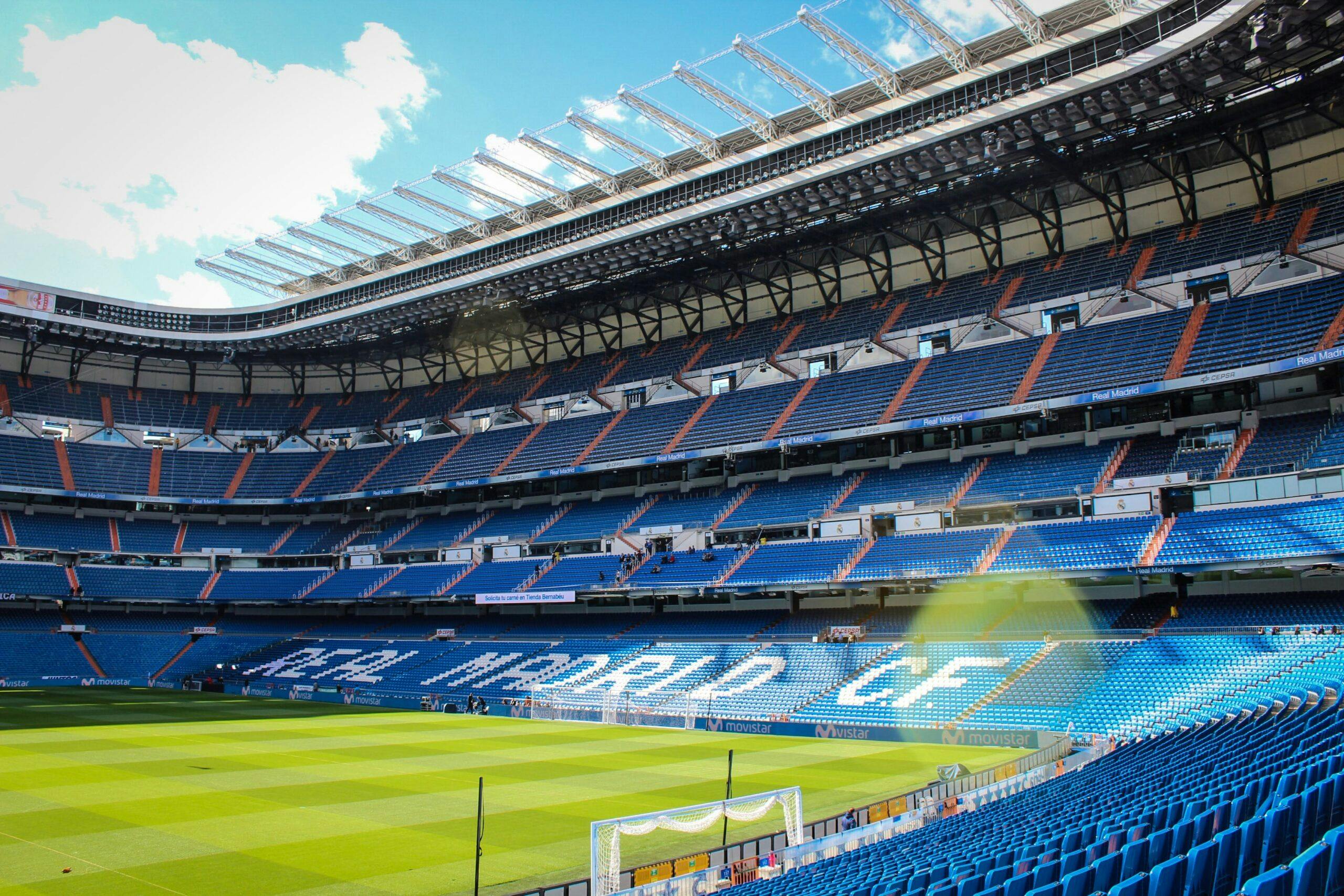 Santiago Bernabeu Stadium, Madrid, Espanja. Tyhjä katsomo, aurinkoinen sää.