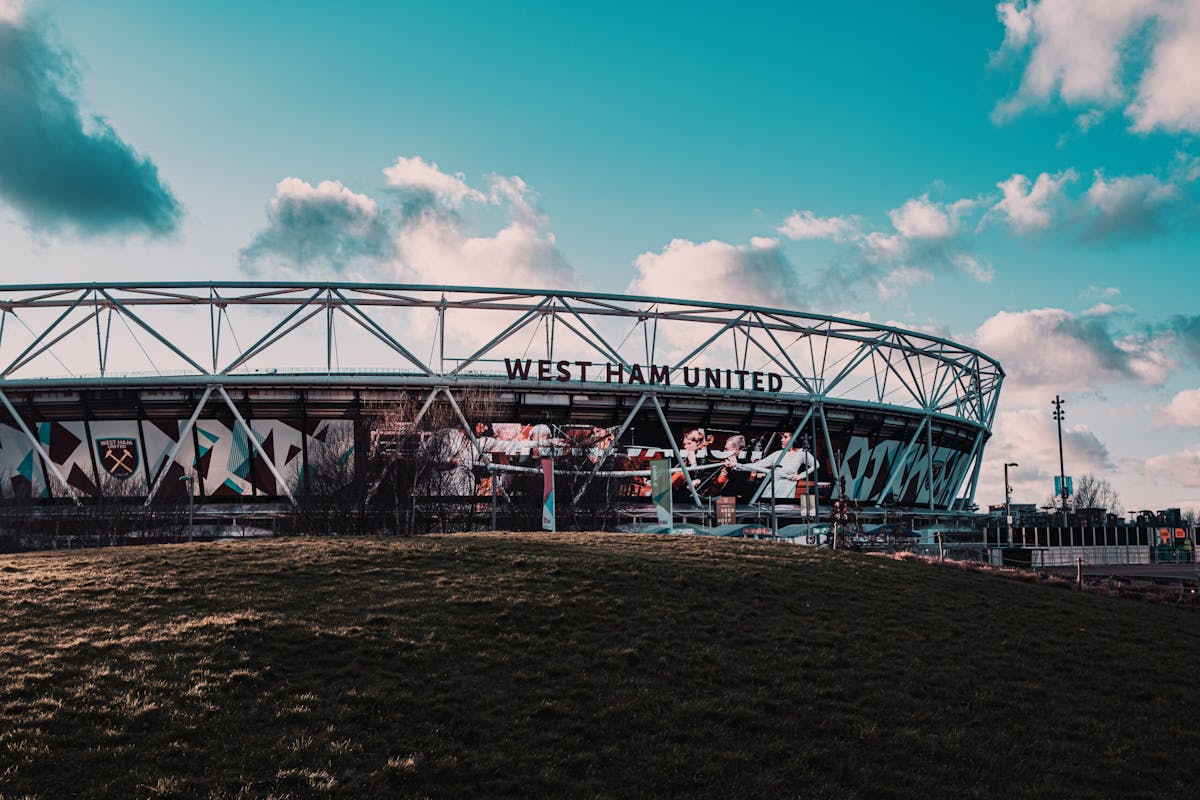 West Ham United jalkapallostadion ulkopuolelta